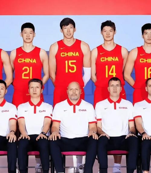 中国男篮12人照片介绍